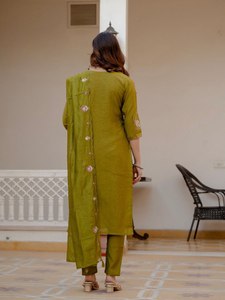 Ensemble Kurti élégant et droit avec dupatta en soie – Vêtements ethniques haut de gamme pour le marché international - Product Image 5