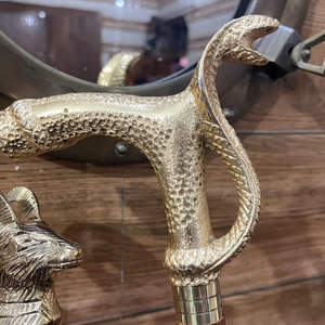 Bâtons de marche rustiques modernes en bois naturel écologique avec poignée en laiton poli, idéaux pour les cadeaux - Product Image 1