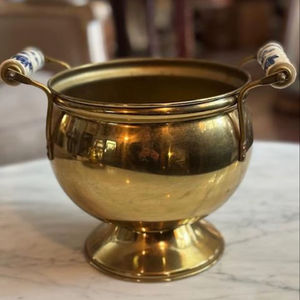 Macetero decorativo de metal hecho a mano con diseño en relieve para exhibir en la sala de estar y la oficina - Product Image 1