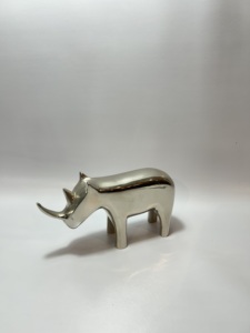 Figurine de rhinocéros en aluminium argenté poli, statue de rhinocéros en métal, décoration de table moderne pour la maison, sculpture animale de bureau, accent décoratif artisanal - Product Image 2