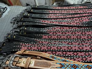 Ceinture en cuir western artisanale de qualité supérieure avec incrustation de perles rouges et blanches et boucle en argent gravée - Product Image 4