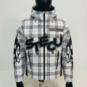 Veste technique à carreaux blancs et noirs, grand logo appliqué, imprimé flamme sur les manches, fermeture éclair étanche, OEM/ODM - Product Image 1