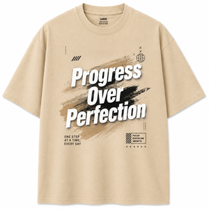 Camiseta de Manga Corta para Hombre, Color Beige, Cuello Redondo, Oversize, de Algodón, con Diseño Casual Estampado, Logotipo Frontal 'Progress Over Perfection' - Product Image 1