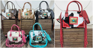 Nuevo Bolso Bandolera Mediano de Cuero Genuino con Diseño Western Hecho a Mano, Flecos Rojos y Concho Turquesa, Estilo Duffel de Piel de Vacuno - Product Image 5