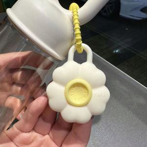 Bouteille d'eau portable en plastique de 500 ml avec pendentif pétale créatif, grande capacité, pour étudiants et activités de plein air - Product Image 5