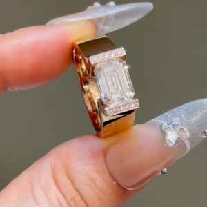 Bague de luxe en or massif 14 carats pour femme, sertie de diamants de laboratoire taille émeraude 2.01 CT, idéale pour les mariages et les cadeaux de promesse. - Product Image 5