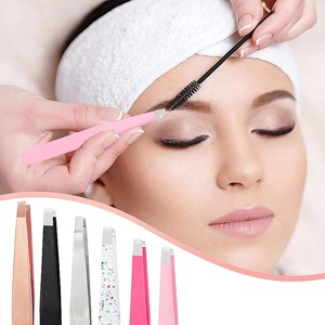 Pinzas para Cejas Ryzer Studio Fashion, Punta Puntiaguda, Ligeras, Acero Inoxidable, Diseño Curvo Duradero, Agarre Perfecto para el Cabello - Product Image 5