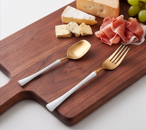 Ensemble de couverts de luxe en or avec manches blanches, idéal pour les tables de mariage, les dîners festifs et les cadeaux haut de gamme - Product Image 5