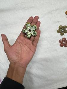 Perles en verre ondulées à 5 pétales de 30 mm faites à la main - Perles en verre africaines Krobo multicolores à rayures tourbillonnantes pour la création de bijoux - Product Image 2