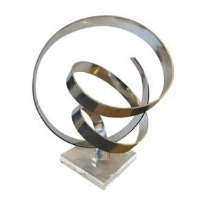 Sculpture abstraite en métal doré en forme de vague, figurine circulaire ouverte avec ruban, centre de table géométrique moderne sur pied - Product Image 6