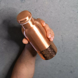 Bouteille d'eau en cuivre naturel martelé pour le yoga, la remise en forme, l'hydratation et la détoxification, bouteille en cuivre pur, vaisselle en cuivre martelé, ayurvédique - Product Image 1