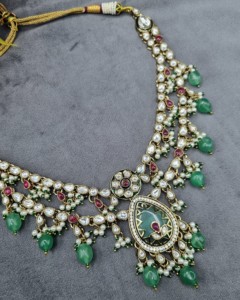 Ensemble de bijoux ethniques traditionnels de luxe en forme de poire, collier Kundan avec boucles d'oreilles et mangtika, pour les occasions spéciales - Product Image 2