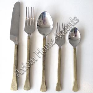 Ensemble de couverts de mariage classique en acier inoxydable argenté artisanal, cuillères et fourchettes écologiques par Axiom Home Accents - Product Image 6