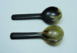 Ensemble de 2 cuillères à salade en corne, design élégant, fabriquées à la main à partir de corne de buffle naturelle, à prix abordable. - Product Image 2