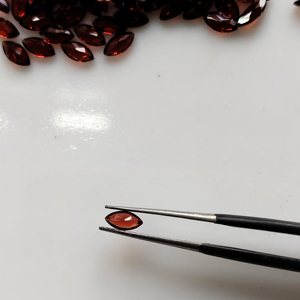 โกเมนสีแดงธรรมชาติ 6x3 มม. ทรงมาร์คีส์ คุณภาพดีที่สุด พลอยเม็ดเดี่ยวสำหรับทำเครื่องประดับ - Product Image 4