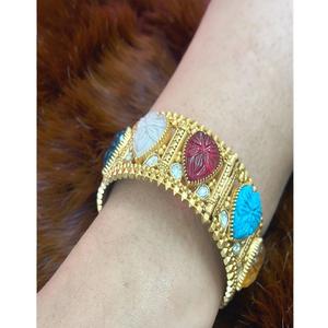 Brazaletes Kundan de moissanita chapados en oro con aspecto antiguo radiante, para usar en funciones, juego de dos pares de brazaletes para mujeres y niñas. - Product Image 1