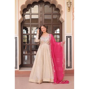 Robe de soirée à imprimé Bandhani avec broderie ajourée pour les fêtes et les occasions spéciales - Product Image 2