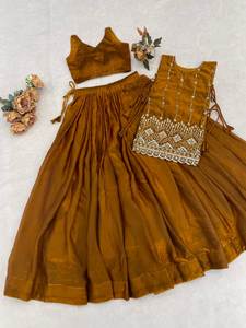 Ensemble de vêtements indiens et pakistanais de style contemporain, comprenant une veste brodée de perles de qualité supérieure, un lehenga uni plissé et une blouse, entièrement cousu. - Product Image 5