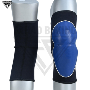 Coudières ergonomiques noires et bleues respirantes et absorbant les chocs pour l'entraînement en contact total et les clubs de combat - Product Image 3