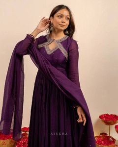 Nuevo Conjunto de Diseñador para Fiesta en Color Morado, Top con Trabajo de Hilo de Seda Vichitra y Pantalón de Crepé Natural con Hilo y Dupatta con Lentejuelas - Product Image 1