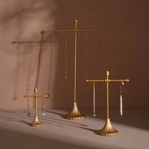 Expositor de joyería de metal dorado de estilo único para organizar collares y colgantes, ideal para una fácil selección y para regalar, procedente de la India. - Product Image 1