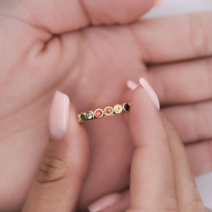 Anillo de Eternidad Moderno de Oro de 10K con Circonitas Cúbicas Creadas en Laboratorio, Engastadas en Bisel con Piedras Redondas en Colores Arcoíris, Unisex, para Uso Diario - Product Image 2