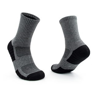 Calcetines de baloncesto para hombre - Diseño de puño personalizado, compresión, soporte de arco, transpirables, antideslizantes, de elastano, nailon y algodón, con amortiguación gruesa - Product Image 3
