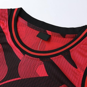 Conjunto de Camiseta de Baloncesto Sublimada con Diseño Geométrico Rojo y Negro para Hombre, Sin Mangas, de Malla Transpirable, con Pantalones Cortos con Cordón Ajustable, Corte Regular - Product Image 4