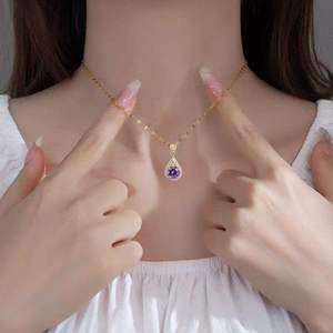 Collier pendentif goutte d'eau AMBER JEWELS plaqué or 18 carats avec zircon cubique et perle d'eau douce taille ovale certifiée IGI, unisexe, classique - Product Image 1
