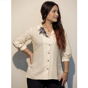 Chemise décontractée en coton pour femme, tissu doux et respirant de qualité supérieure, haut léger et tendance pour le quotidien, fournisseur en gros pour l'exportation - Product Image 1