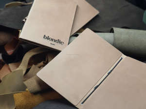 Elegante Porta Menús de Cuero de Lujo con Protección Duradera a Prueba de Olores para Restaurantes, Cafés y Comedores, Personalización de Marca LMC-0087 - Product Image 2