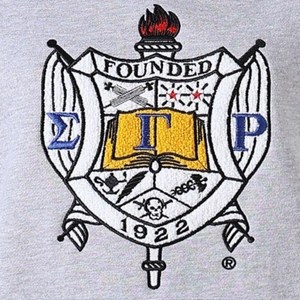 เสื้อสเวตเชิ้ต Sigma Gamma Rho Chenille Crest สำหรับผู้หญิง สีเทา น้ำเงิน เหลือง ลายทาง แขนเสื้อแบบแร็กแลน มีกระเป๋า คอกลม เสื้อพูลโอเวอร์สำหรับชมรมนักศึกษา - Product Image 6