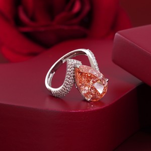 แหวนเพชร 14K ทองคำขาว ประดับเพชรสีชมพูสด 7.27 กะรัต เพชรเลี้ยงในห้องปฏิบัติการ ทรงลูกแพร์ ประดับด้วยวงแหวนแบบ Halo ดีไซน์หรูหราสำหรับงานแต่งงาน - Product Image 2