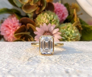 Anillo de Compromiso de Lujo con Moissanita Corte Esmeralda de Lurba Jewels, Chapado en Oro de 18k sobre Plata de Ley, con Engaste de Garras, para Mujer - Product Image 1
