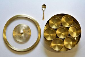 Boîte à épices en métal en laiton avec design en verre boîte à épices en laiton Métal avec touche dorée Laiton belle conception de gravure - Product Image 2