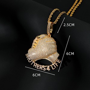Colgante de fútbol americano chapado en oro con moissanita, con letras de nombre personalizadas y micro pavé, para hombre, estilo rapero, con incrustaciones de circonitas. - Product Image 4