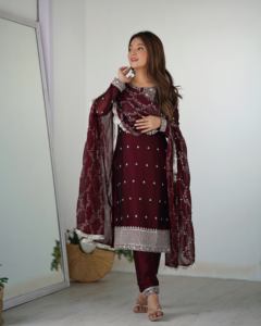 Ensemble Kurti Pent Dupatta en Soie Pure Rangoli Brodé de Fils et de Paillettes, Style Vintage pour Soirée - Product Image 4