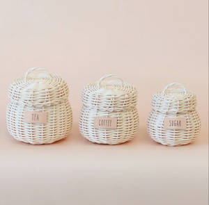 Un juego de juguetes de imitación de recipientes para azúcar, café y té, tejidos con ratán natural para niños. - Product Image 1