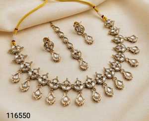 ชุดสร้อยคอพรีเมียมแบบ Kundan ประดับมุกและพลอยสีเขียว ดีไซน์สำหรับเจ้าสาวในงานแต่งงาน เหมาะสำหรับผู้หญิง - Product Image 2