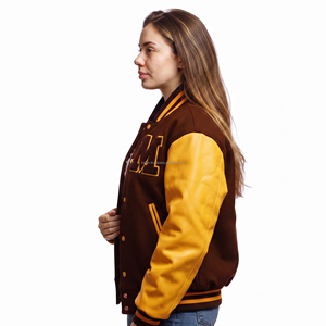 Chaqueta Varsity Casual de Lana Color Granate Personalizada para Hombre, Cuello Alto, Mangas de Cuero Dorado, Parche de Chenilla, Resistente al Viento y Transpirable - Product Image 2
