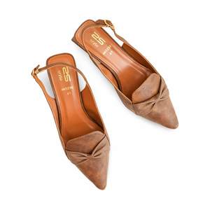 WN5290 Zapatos planos de mujer marrón con diseño abierto trasero - Product Image 1