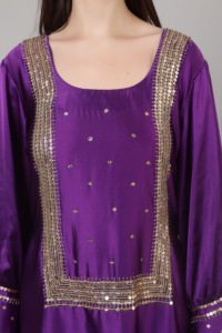 Conjunto de caftán diseñado para mujeres modernas, estilo top y pantalón dhoti, color morado, con cuentas y trabajo de lentejuelas. - Product Image 3