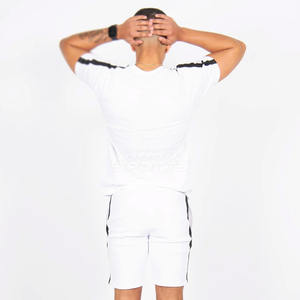 Ensemble T-shirt et short tendance : design élégant, coupe confortable pour tenues décontractées - Product Image 4
