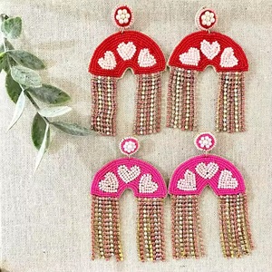 Boucles d'oreilles clous en perles de verre à motif cœur pour femme, bijoux de mariage classiques, couleur rose rouge, design à pampilles en strass de cristal - Product Image 1