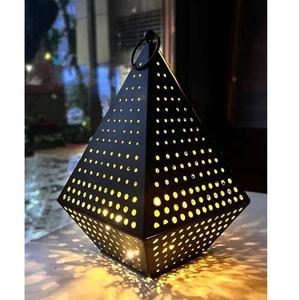 Lanterne à bougie en métal exquise pour la décoration de la maison, ajoute une touche de beauté au salon ou aux festivités de patio pour les célébrations de Noël - Product Image 4