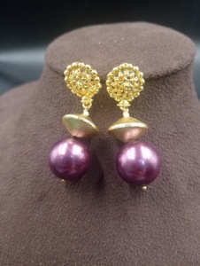 Boucles d'oreilles pendantes en forme de fleur plaquées or Amaira Jewels avec perle imitation goutte d'eau violette, bijoux de mariage classiques pour femmes - Product Image 4