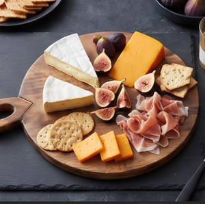 Planche à découper ronde en bois brun avec poignée ovale, grain de bois naturel - Product Image 2