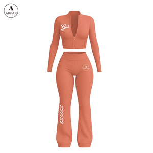 Conjunto de leggings y top corto de manga larga negro para mujer, ropa deportiva transpirable, estampado sin costuras, cintura en V, pierna acampanada, logo frontal - Product Image 4