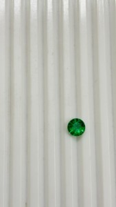 Émeraude zambienne naturelle de 2,16 carats, taille brillant ronde, couleur vert vif, par Sadiya International - Product Image 5