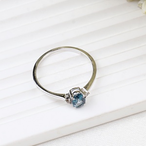 Vente en gros de bagues à trois pierres en argent sterling 925 massif avec accent en topaze bleue de Londres ovale naturelle et CZ, Memoria Jewels - Product Image 2